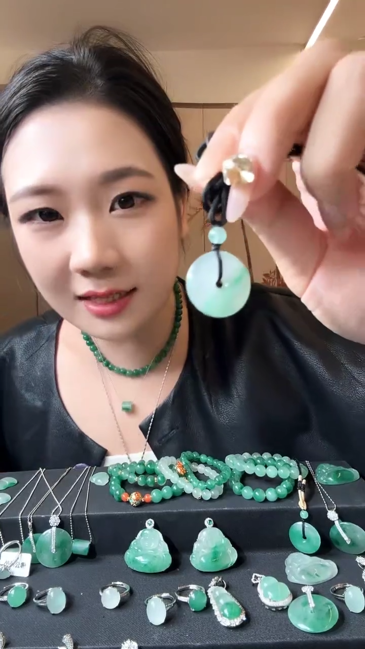 吊坠(不含链)未镶嵌石英质玉（非洲翠）非洲翠平安扣（拍一发其一）