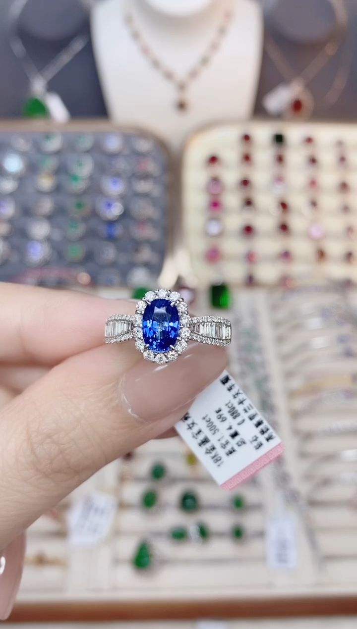 蓝宝石戒指蓝宝石18K金镶嵌麦*糖1.5CT