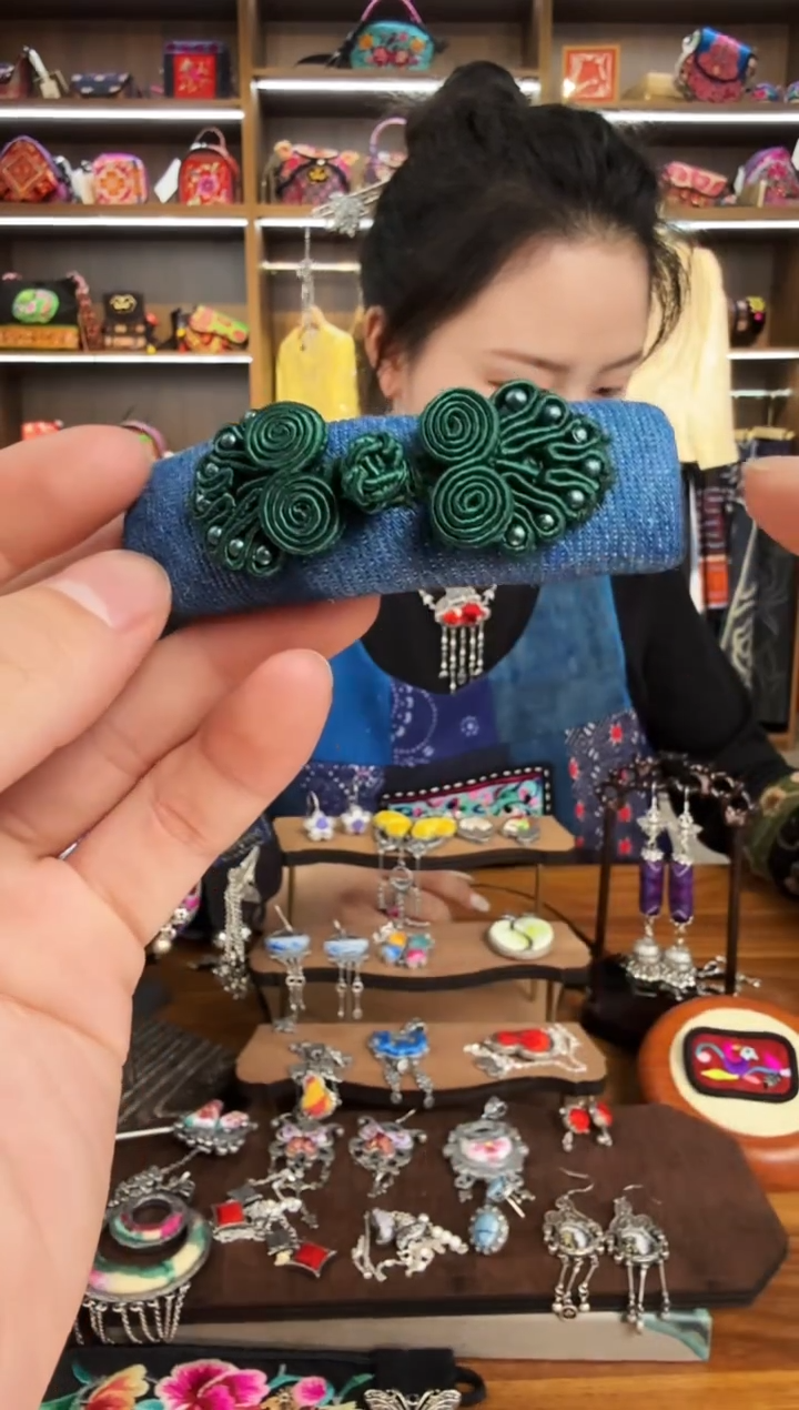 【闪购商品】织绣99蒙阿苏苗绣传承