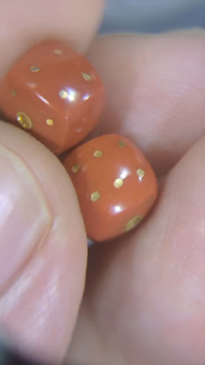 玛瑙/玉髓颈饰22K金镶嵌2红色骰子多样性发货发其一