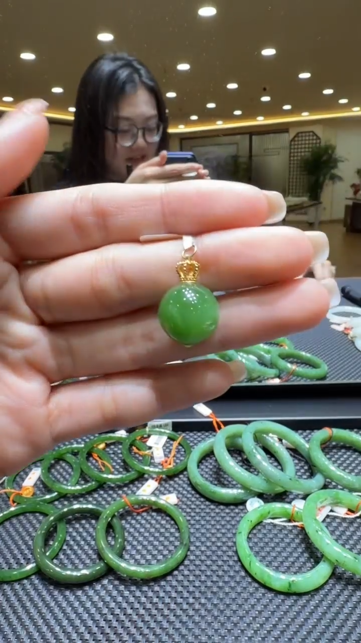 颈饰18K金镶嵌和田玉挂件