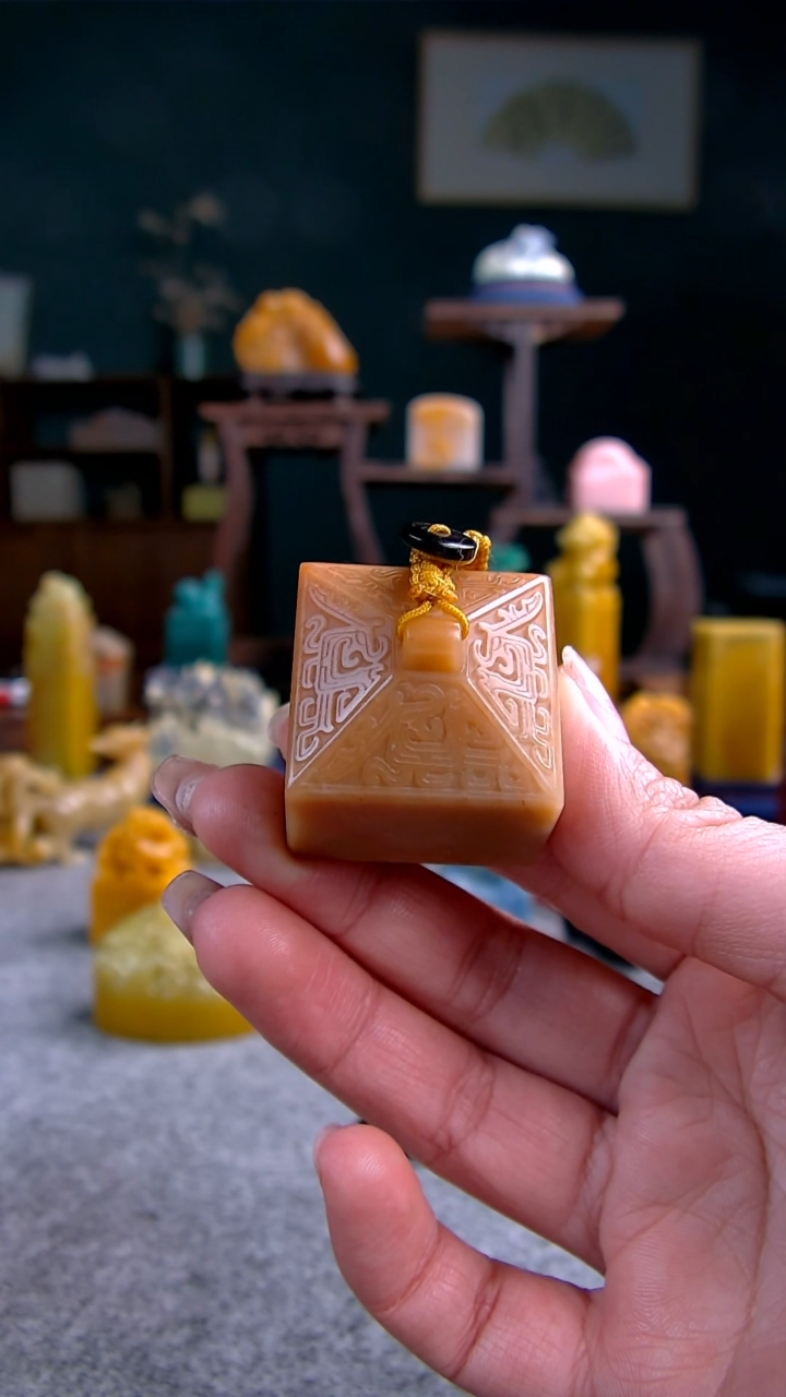 【闪购商品】青田石红花覆斗纽3*3*3