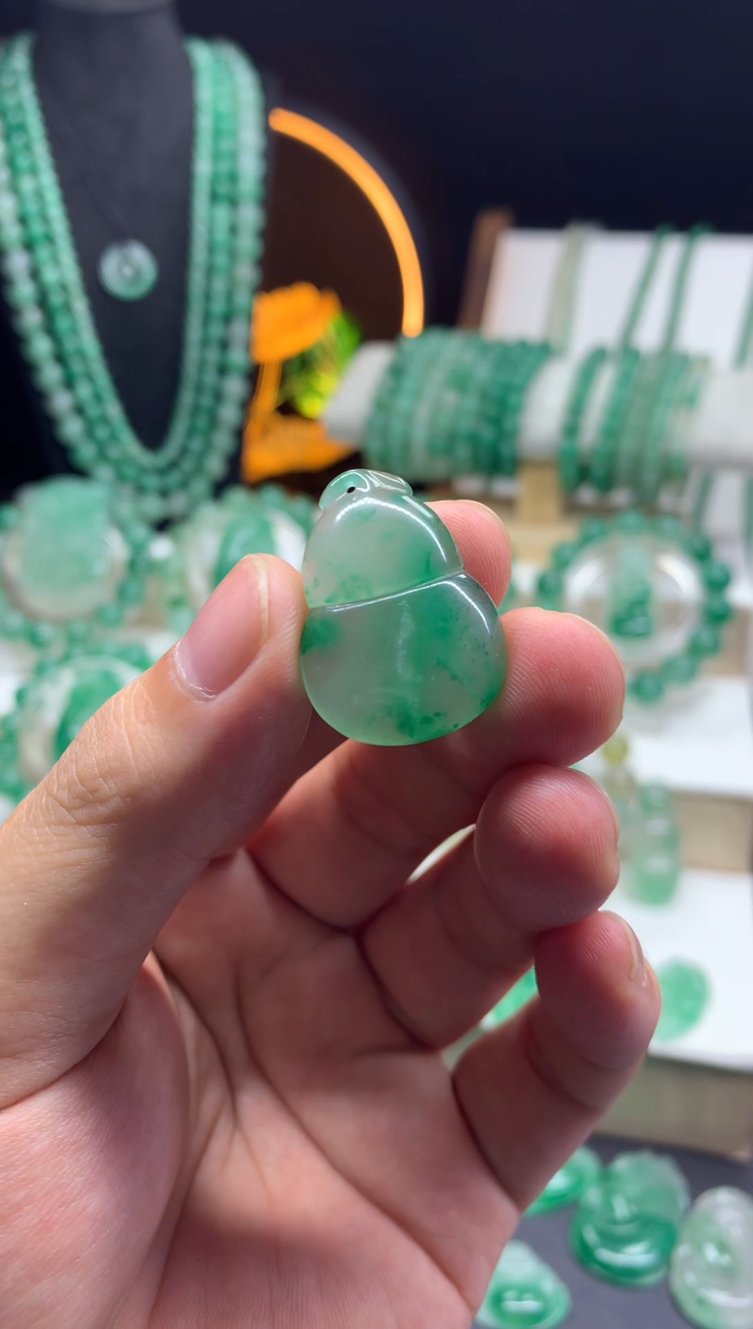 吊坠(不含链)未镶嵌石英质玉（非洲翠）葫芦放漏