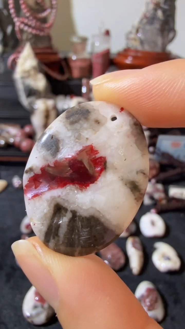 天然辰砂天然辰砂天然朱砂大晶砂随行吊坠