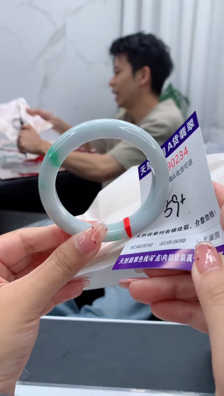未镶嵌手镯翡翠有纹，完美者勿拍
