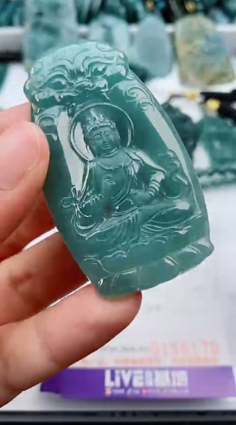 翡翠未镶嵌颈饰                