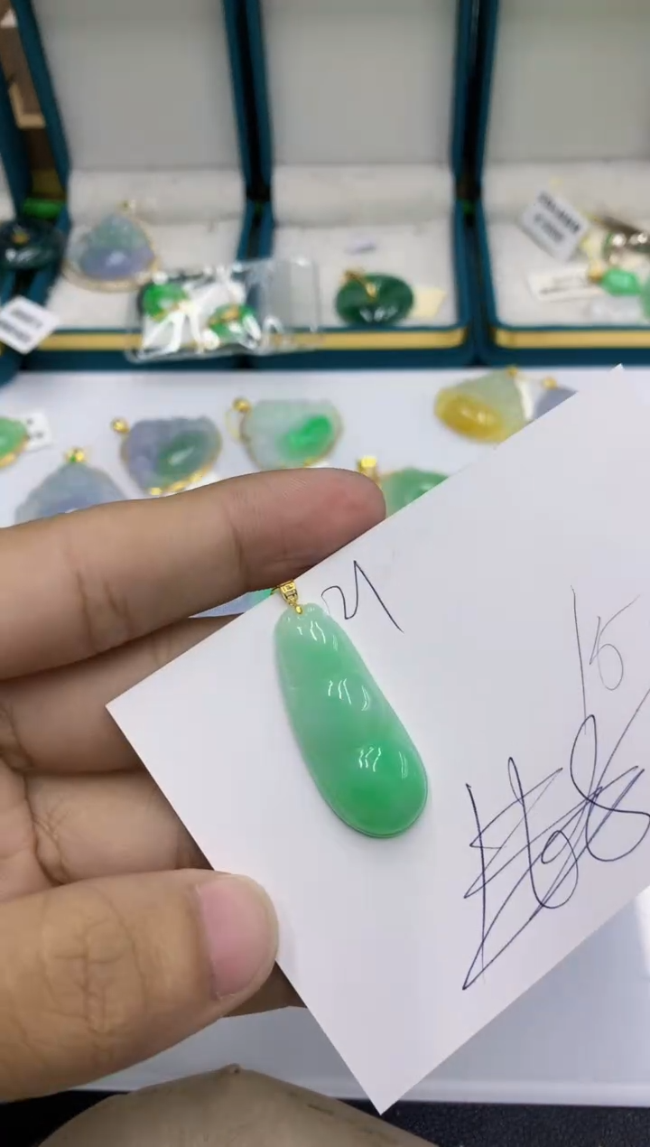 颈饰18K金镶嵌翡翠休*～11111111111