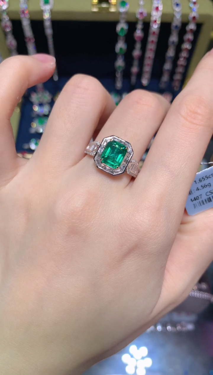 【闪购商品】祖母绿戒指18K金镶嵌1.65CT
