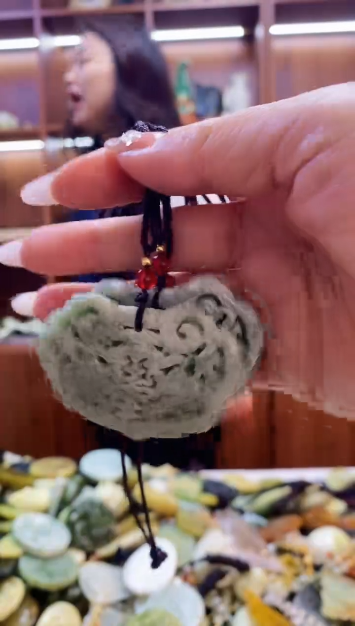 未镶嵌蛇纹石玉吊坠多样性发其中之一