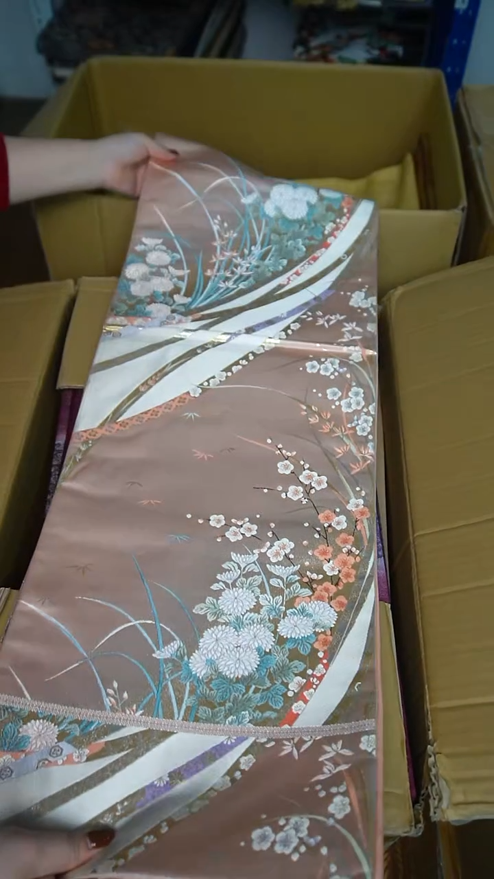 织绣蓝*鲨织金花卉图