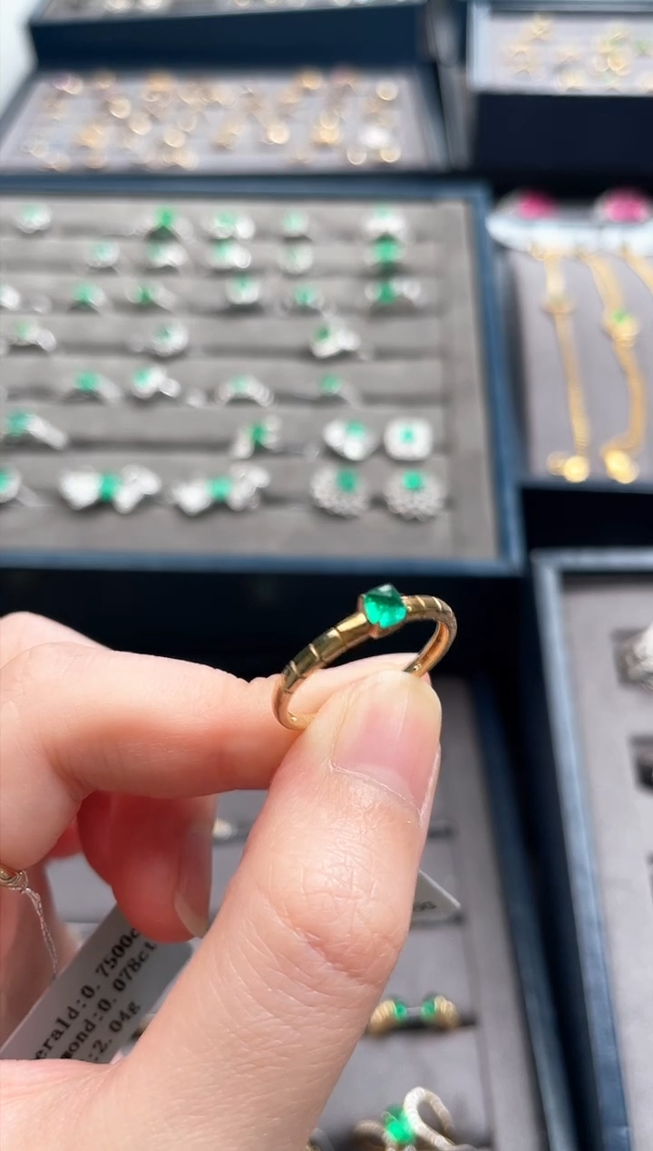 【闪购商品】祖母绿戒指18K金镶嵌vvg