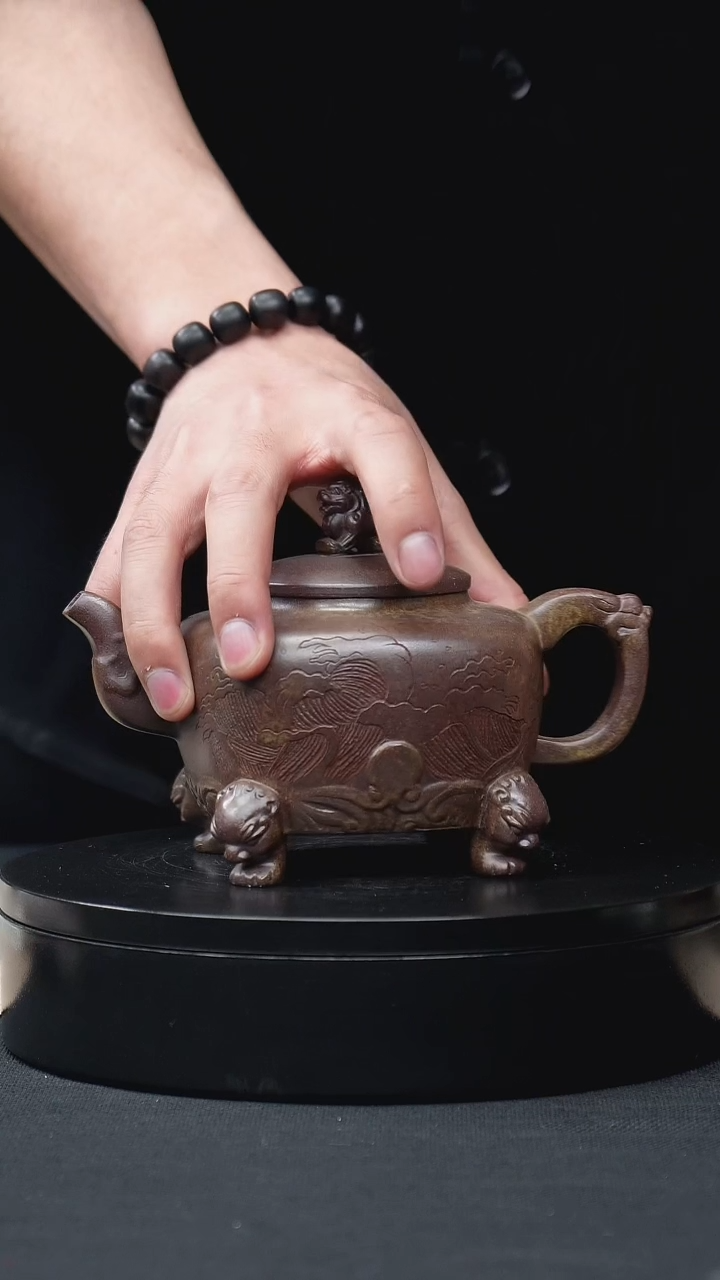 紫砂茶壶虎皮金砂刻绘四足瑞兽