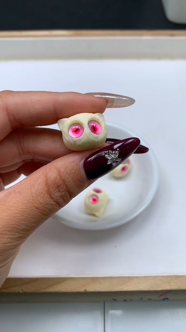 菩提散珠E890 牙 牙果 粉眼睛猫头14*19*15mm1个5元