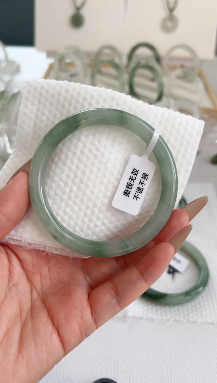 【闪购商品】石英质玉手镯未镶嵌61