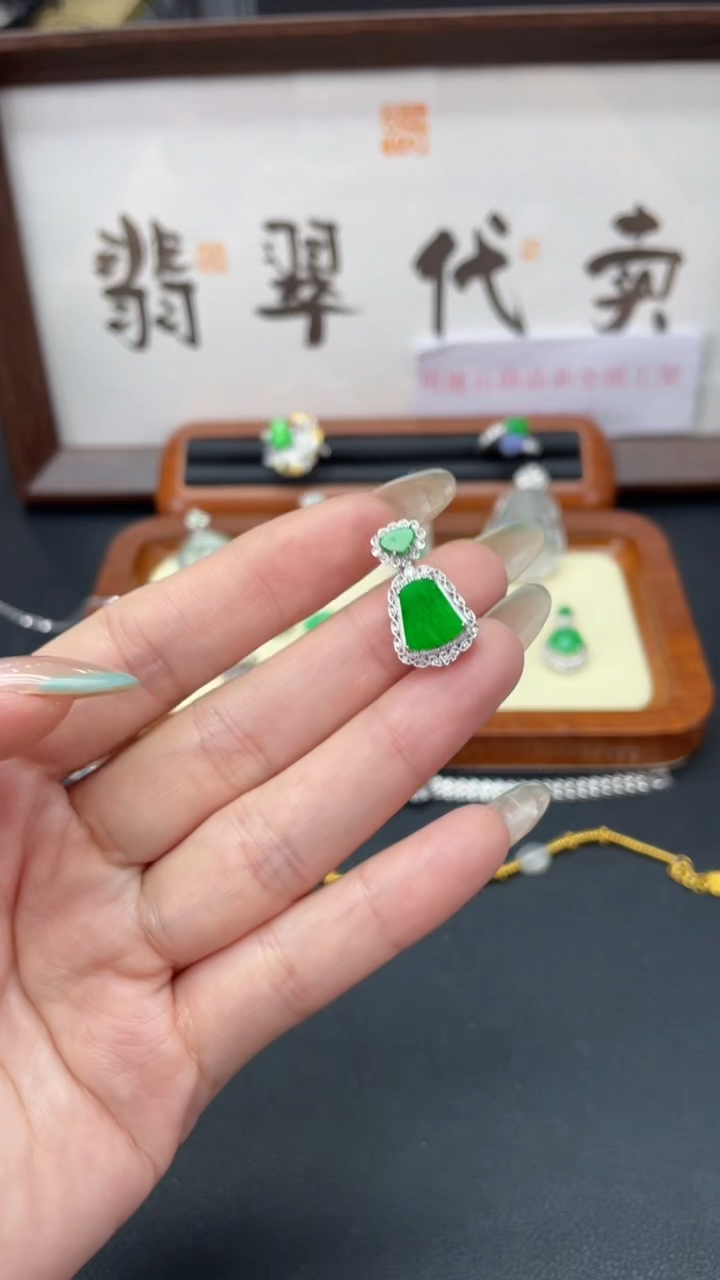 翡翠18K金镶嵌吊坠(不含链)A货翡翠0526000