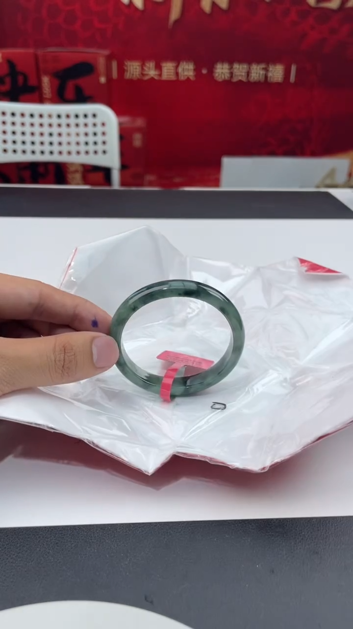 【闪购商品】翡翠手镯未镶嵌18翡翠手镯（微瑕）