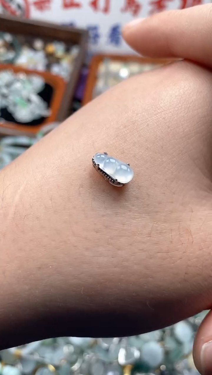 【闪购商品】翡翠颈饰未镶嵌哥哥