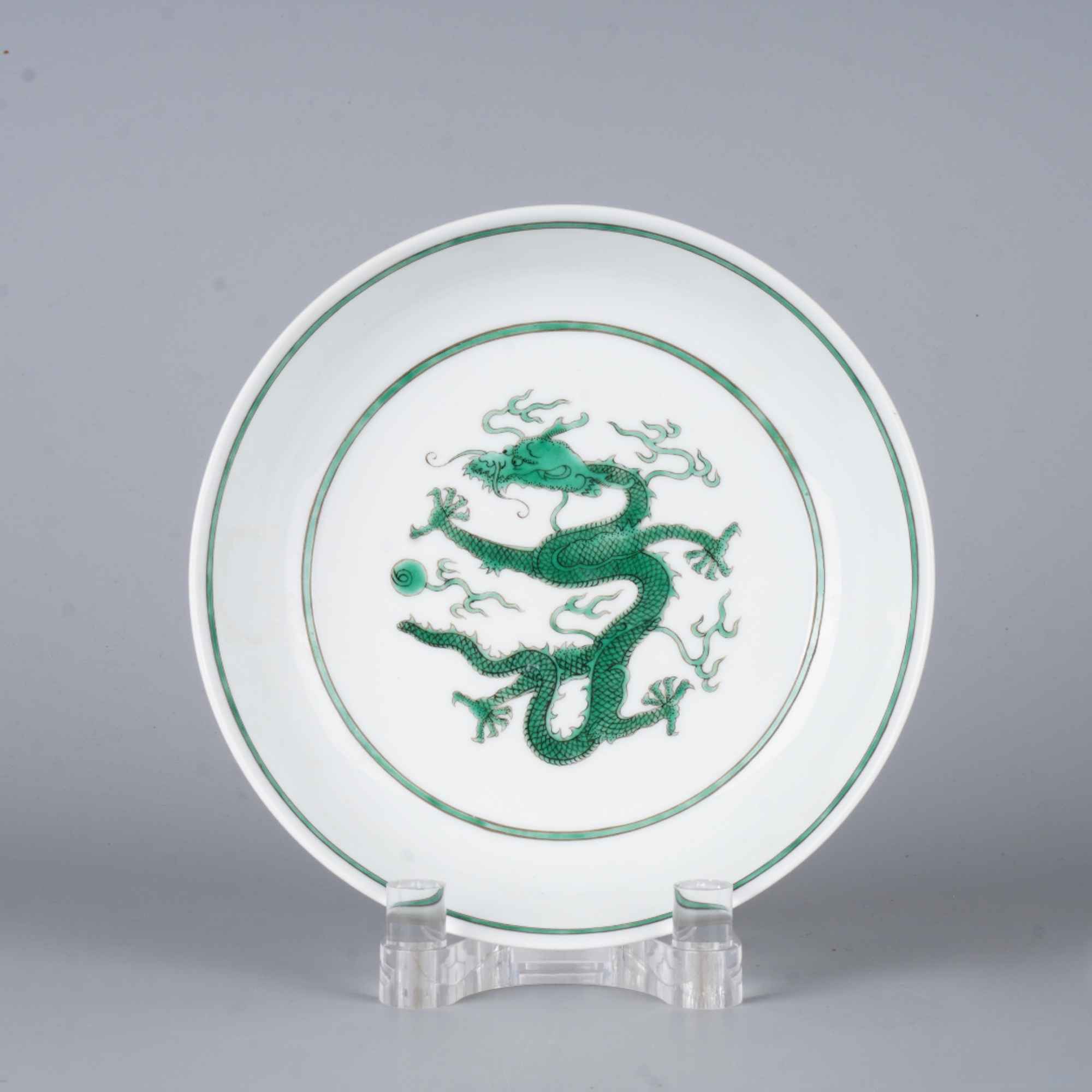 【拍卖】Lot.4507 白釉暗刻海水绿龙纹盘