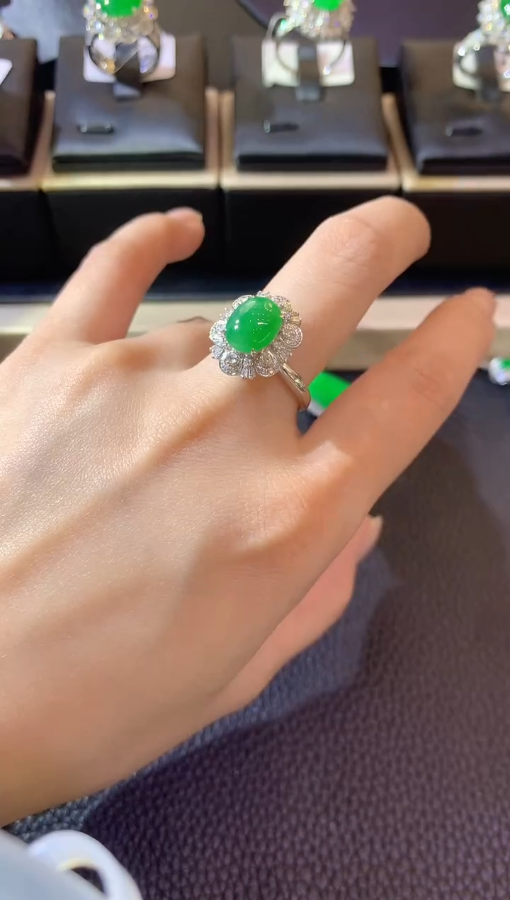 【闪购商品】翡翠吊坠(不含链)18K金镶嵌A6翡翠