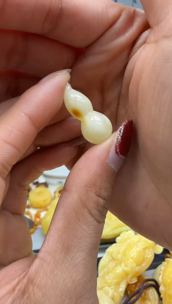 【闪购商品】琥珀裸石未镶嵌葫芦