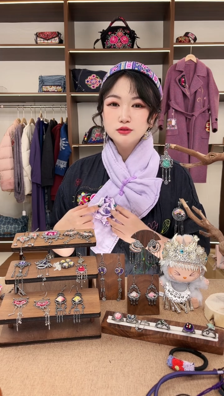 织绣冬*A04黔东南苗族刺绣 2件