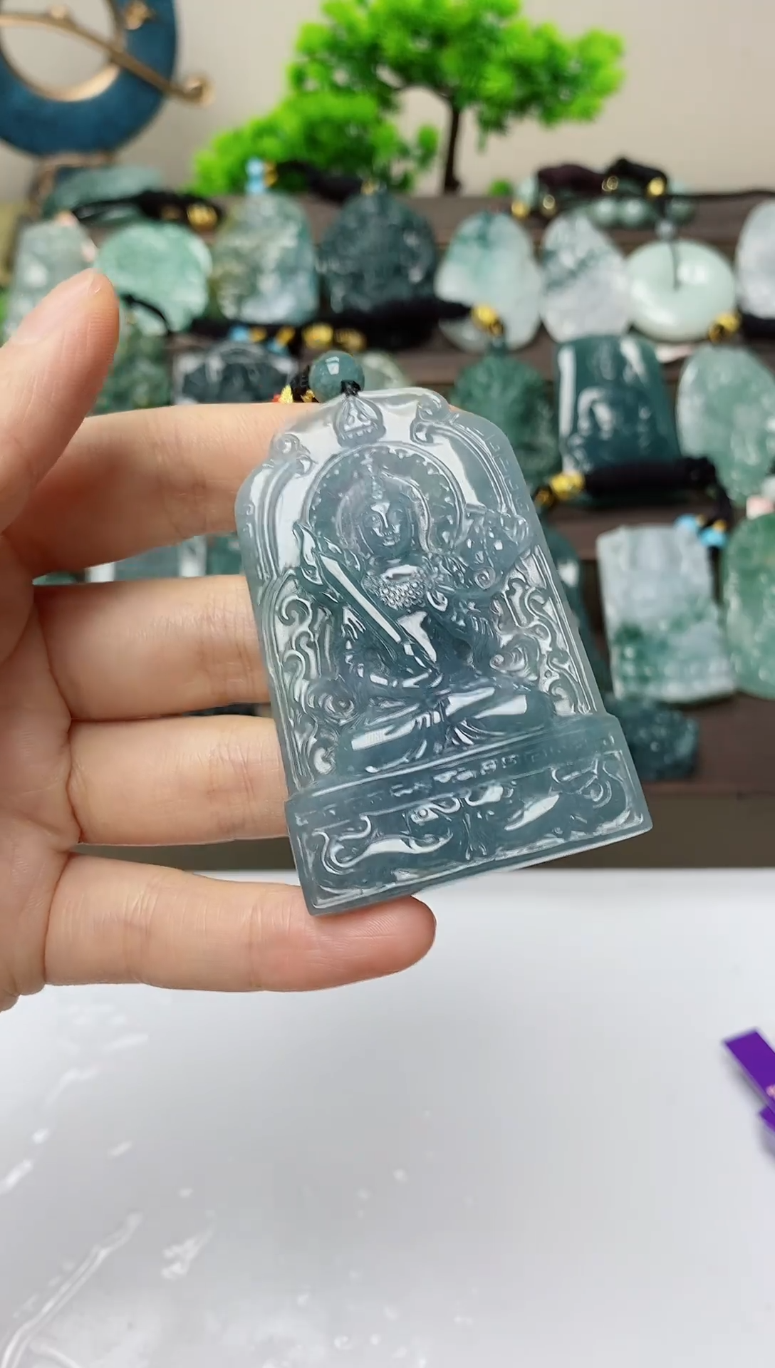 翡翠未镶嵌颈饰        