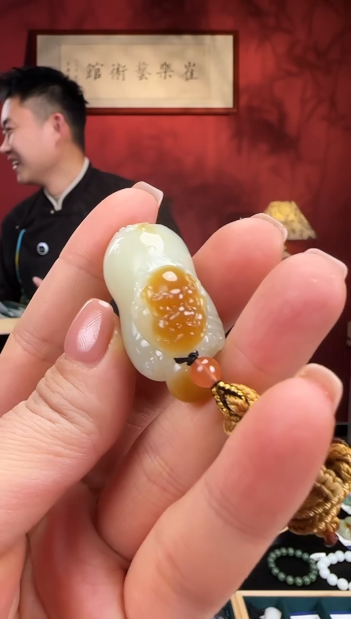 未镶嵌和田玉挂件蜜糖黄俏色小狮子g54