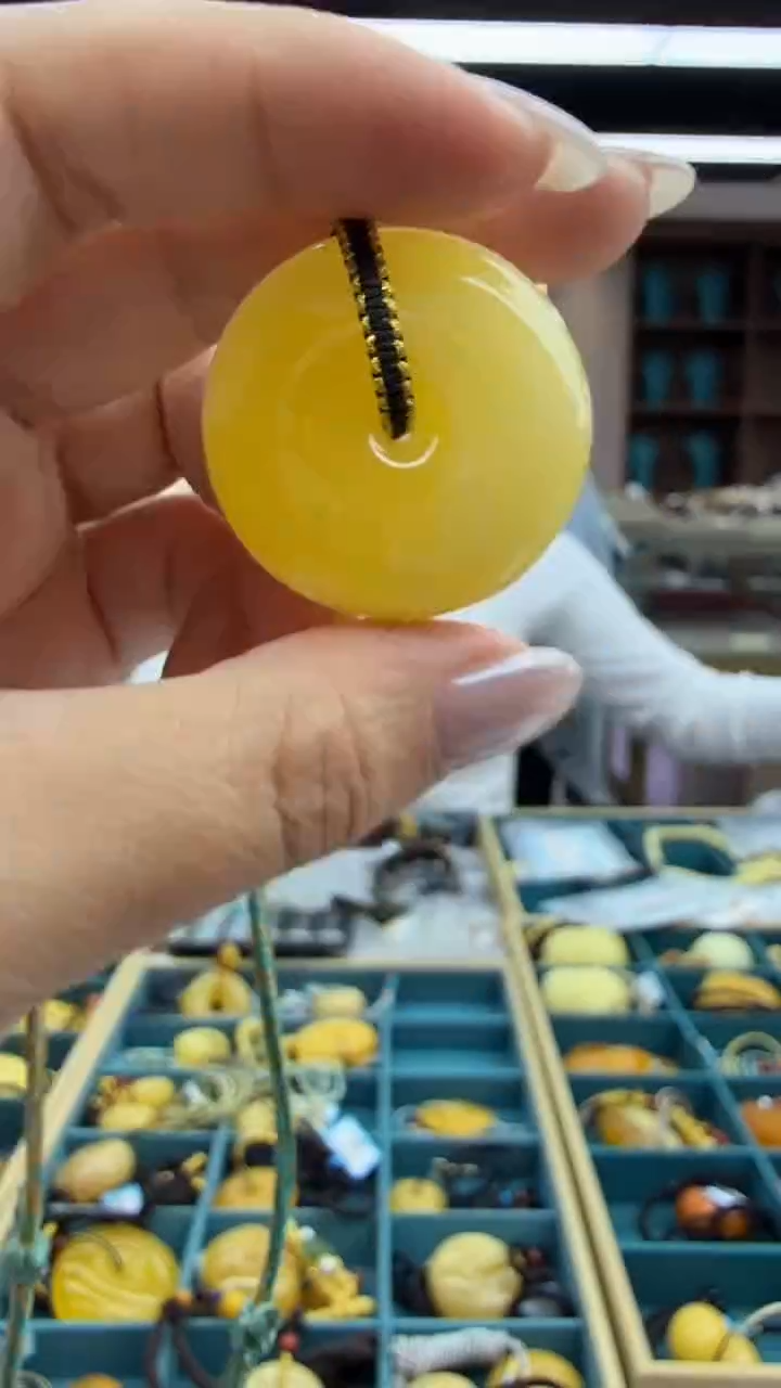 琥珀颈饰未镶嵌194秒拍号 假一罚三 
