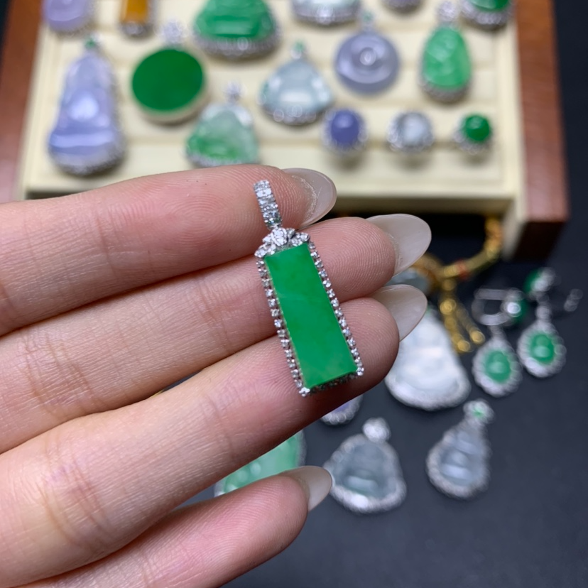 天然缅甸A货18K翡翠吊坠25.16