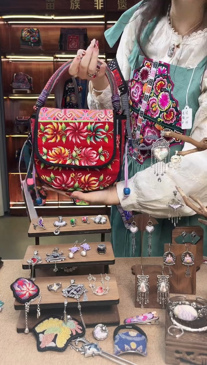 【闪购商品】织绣A12黔东南苗族刺绣