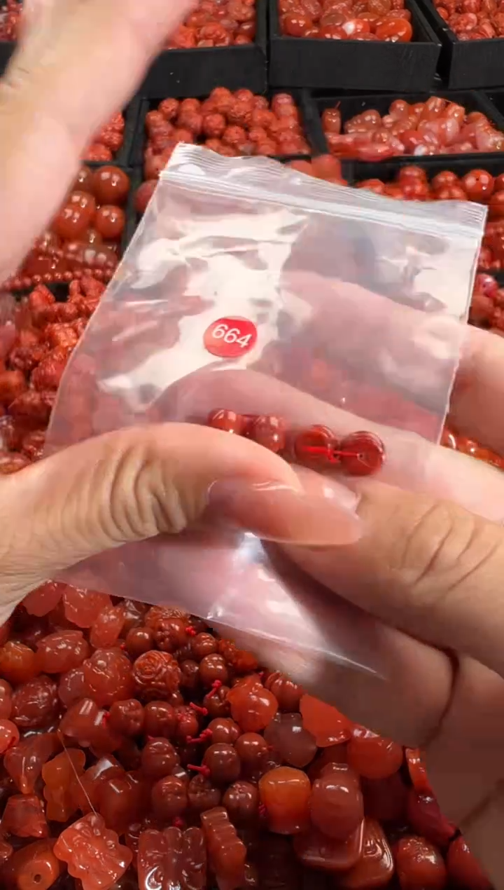 南红玛瑙未镶嵌颈饰1