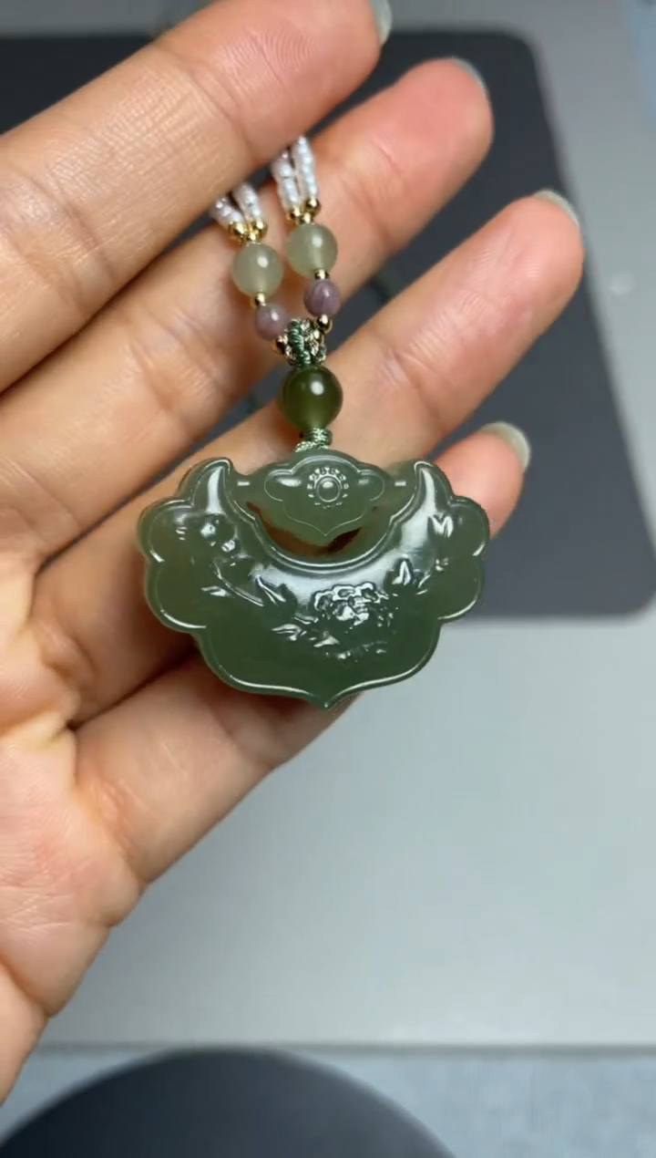 和田玉未镶嵌颈饰.