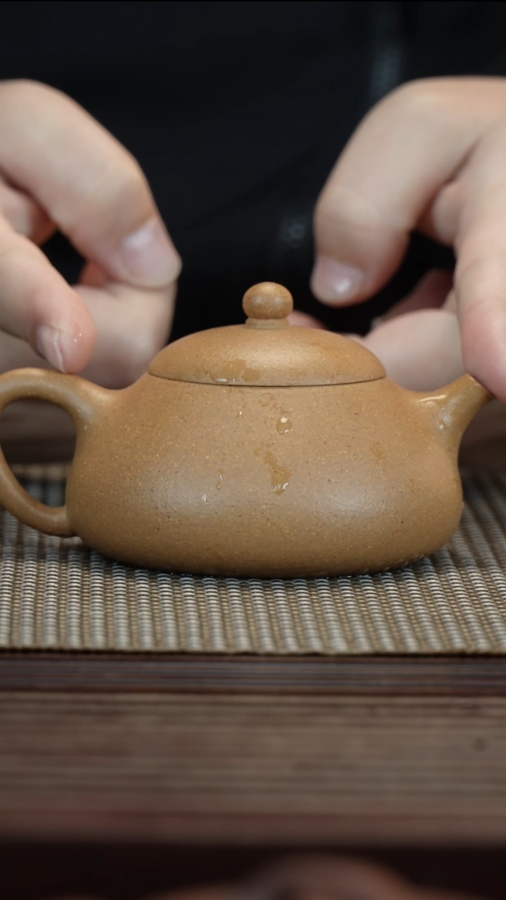 紫砂茶壶黄金段西施瓢半手工150CC