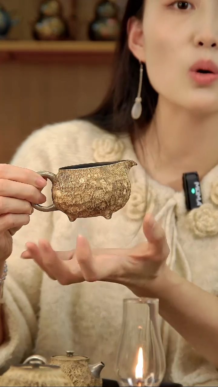 言野手作 粉引仿古锤纹三足公道杯