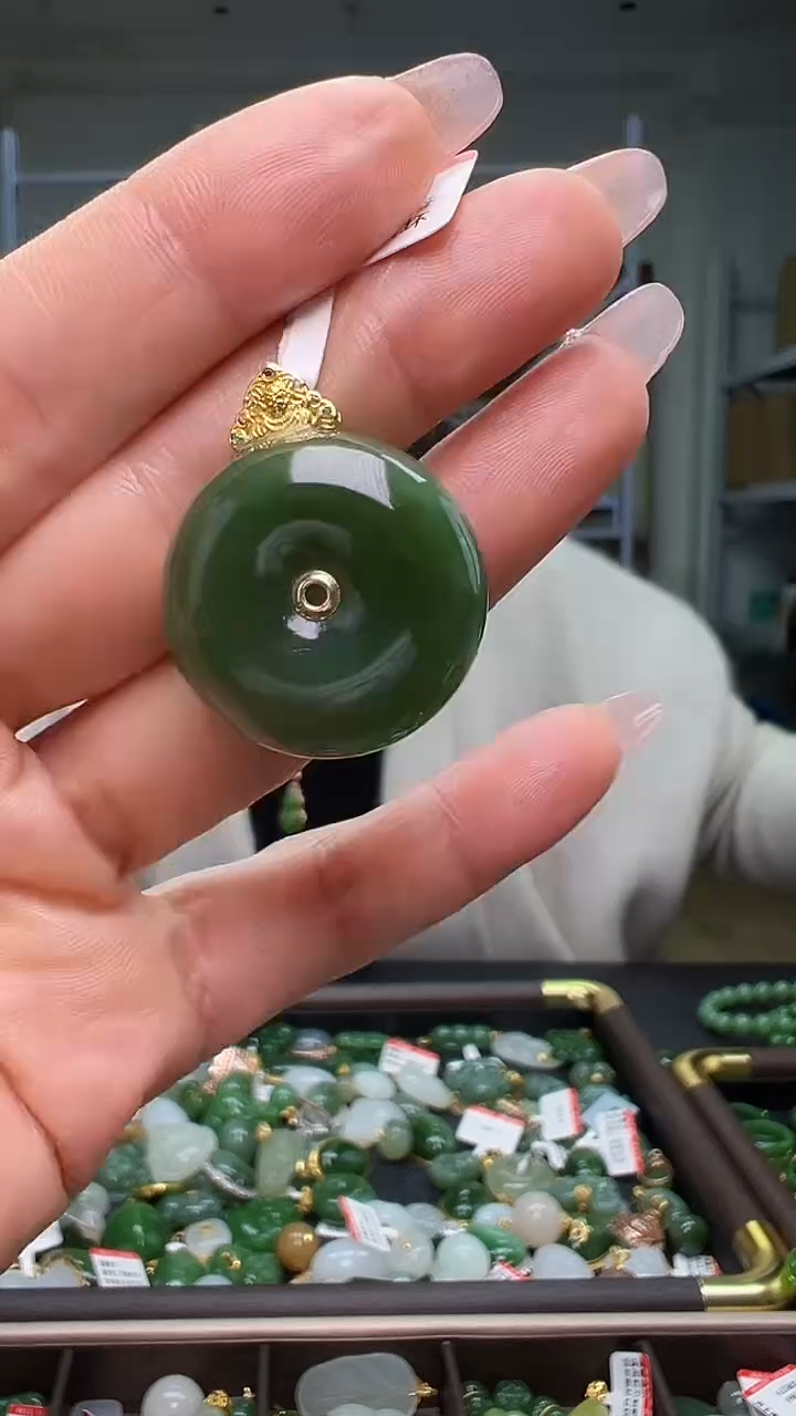 颈饰18K金镶嵌和田玉（多样性发货.发其一)12.05.37