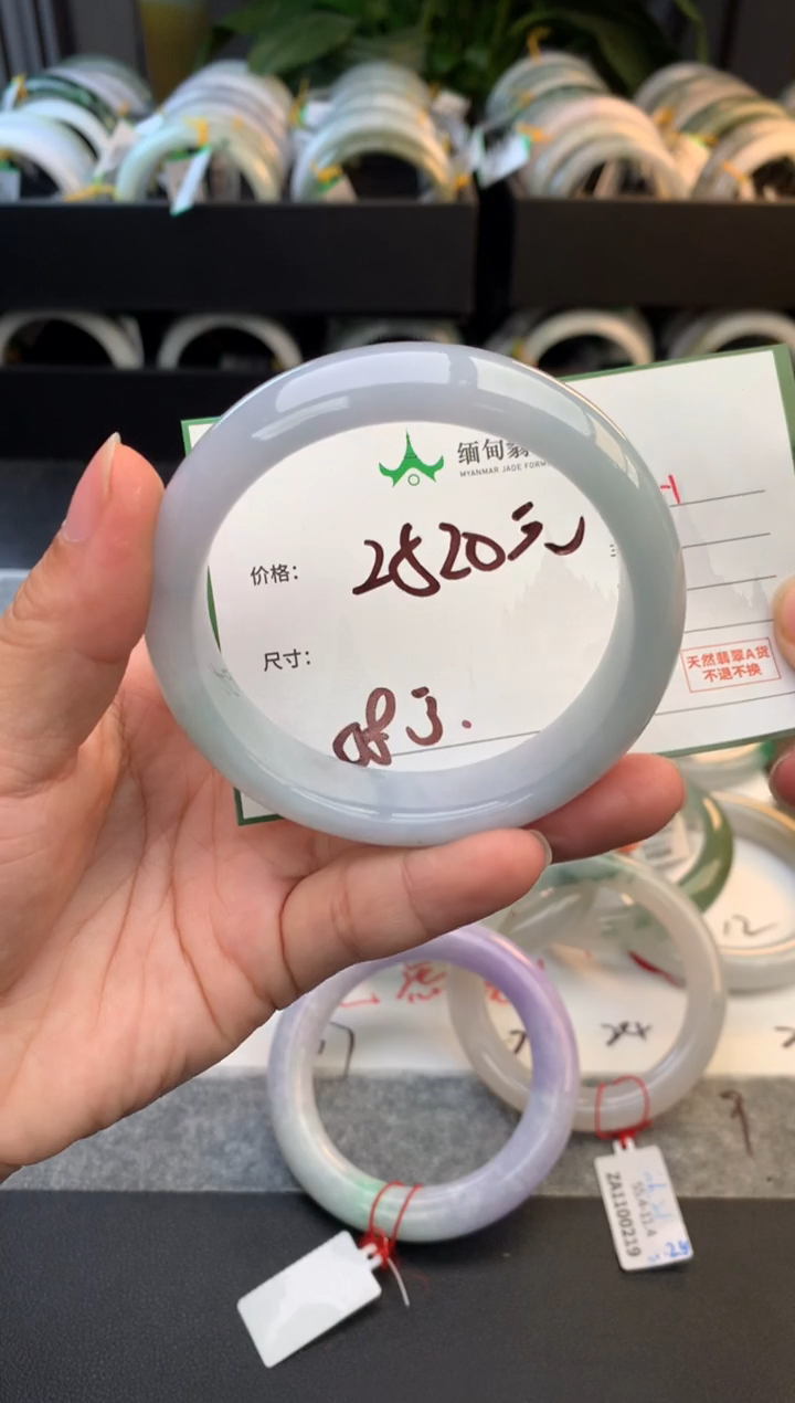 未镶嵌定制翡翠毛货需精细抛光+多人