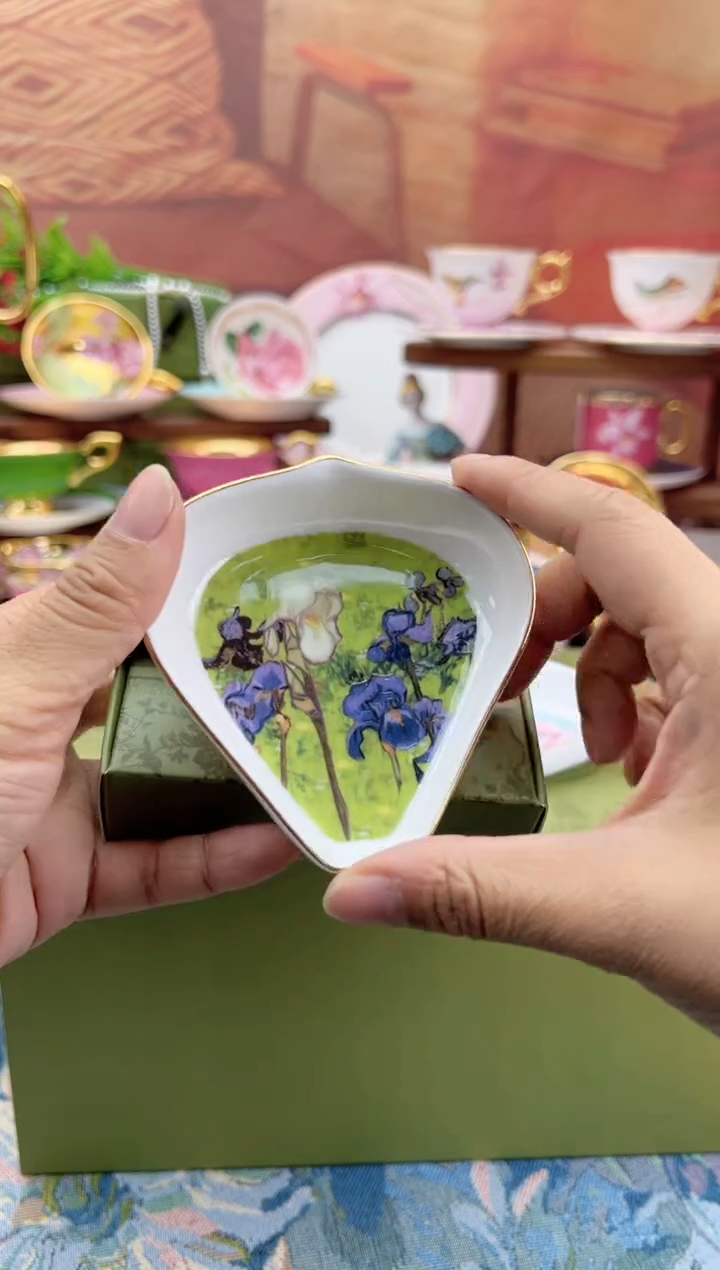 瓷片鸢尾花花瓣甜品碟