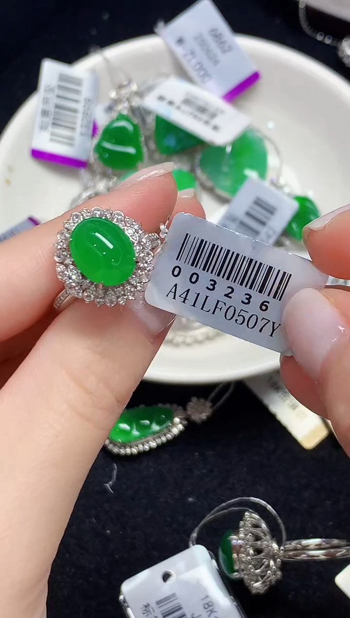 18K金镶嵌戒指翡翠多样性发其一