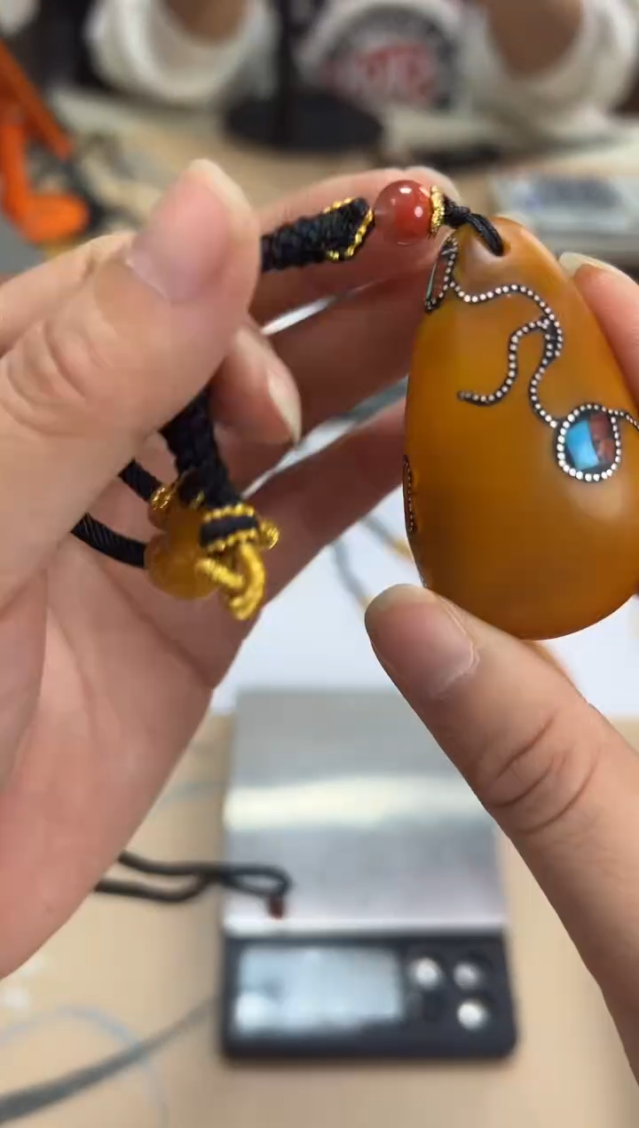 【闪购商品】琥珀裸石未镶嵌蜜蜡吊坠