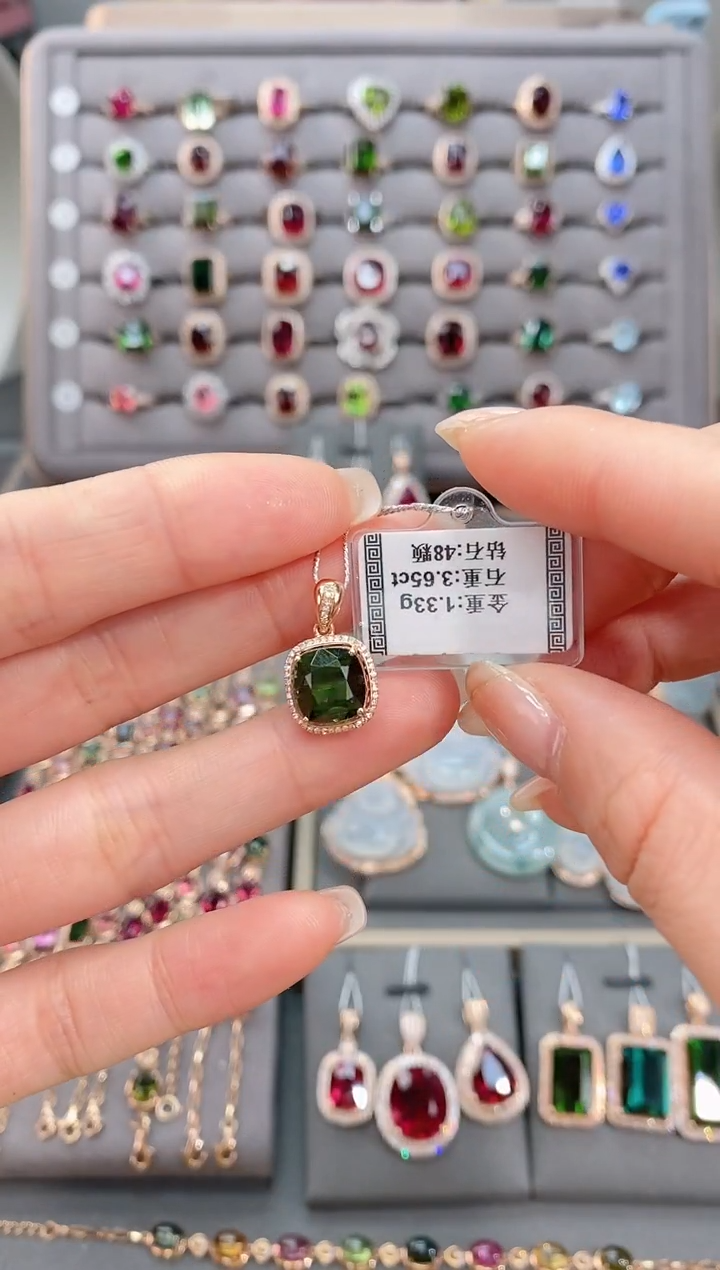 颈饰18K金镶嵌碧玺3.65         