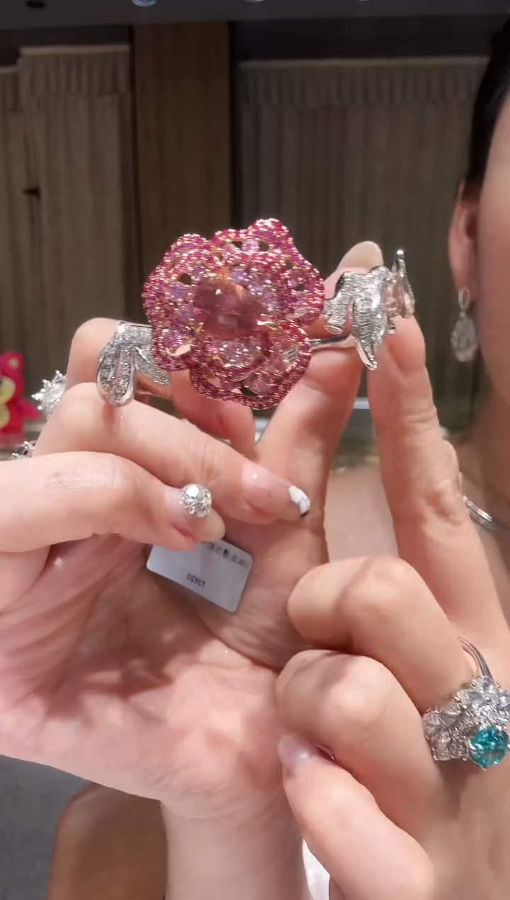 18K金镶嵌手镯钻石玫瑰花