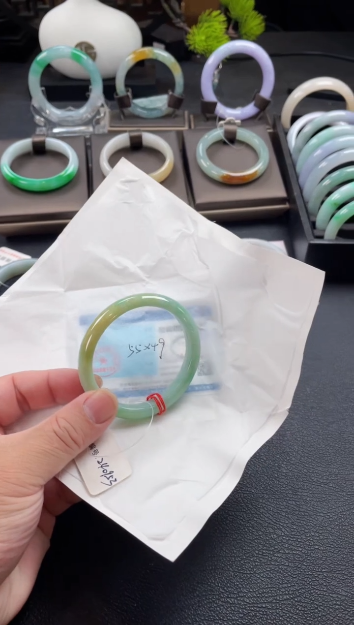 【闪购商品】翡翠手镯未镶嵌55贵妃 有瑕疵 纹裂