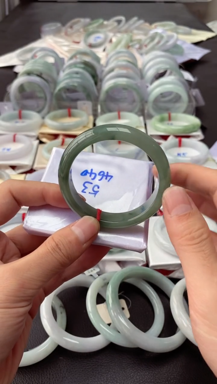 翡翠手镯未镶嵌手镯