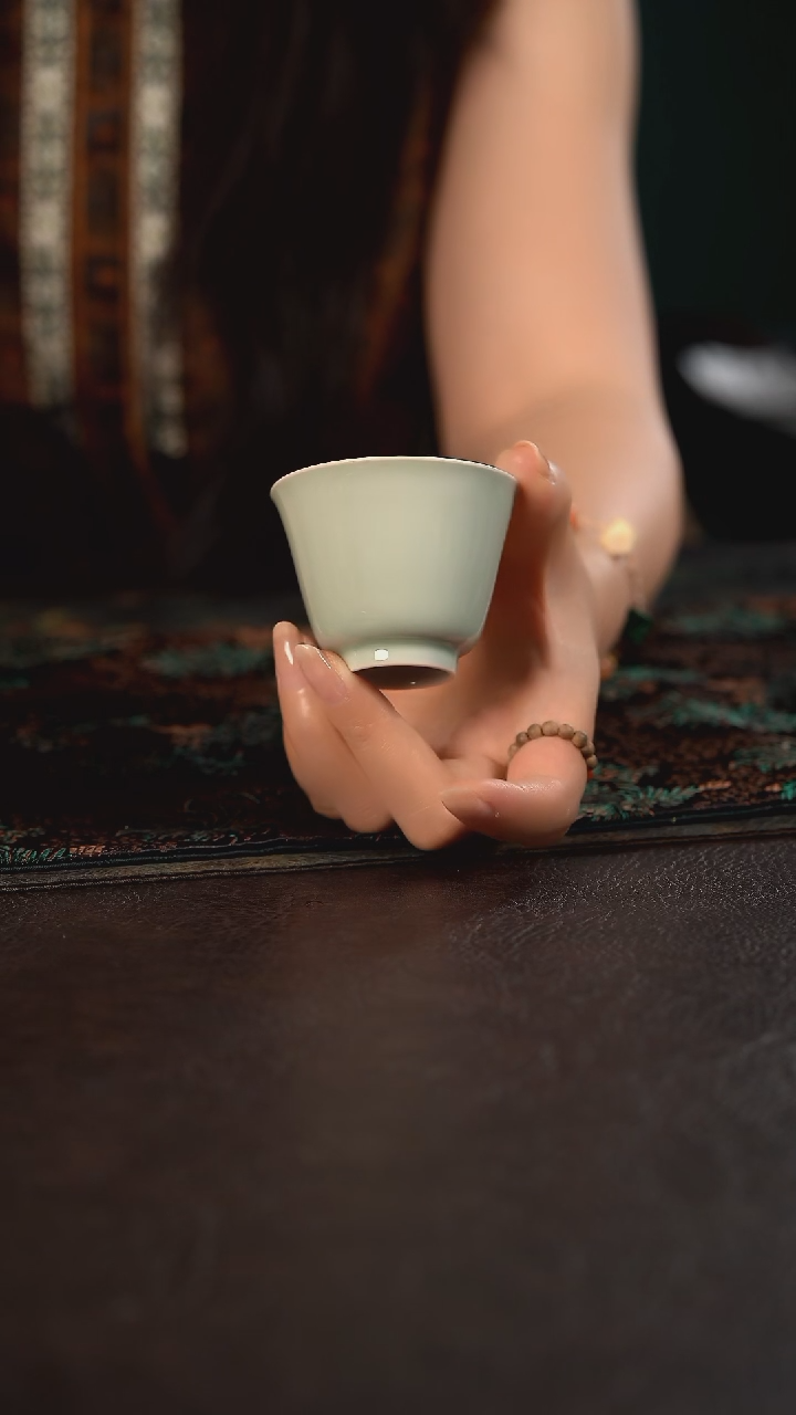 云霞珍藏豆青釉铃铛杯