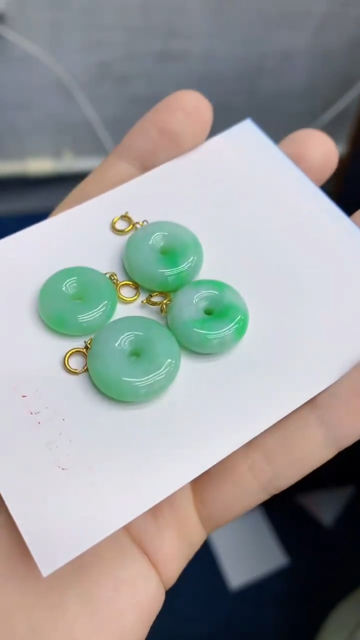 翡翠未镶嵌颈饰多样性发其一