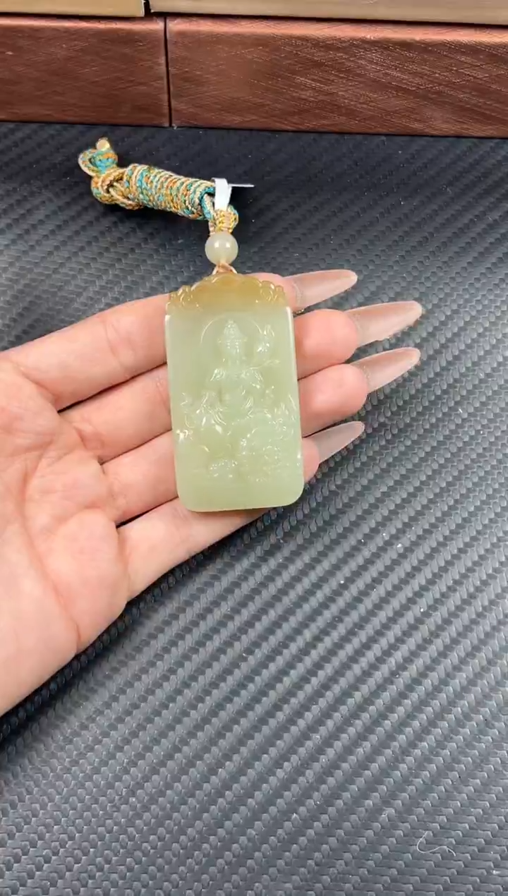 吊坠(赠链)未镶嵌和田玉若羌微色差吊坠