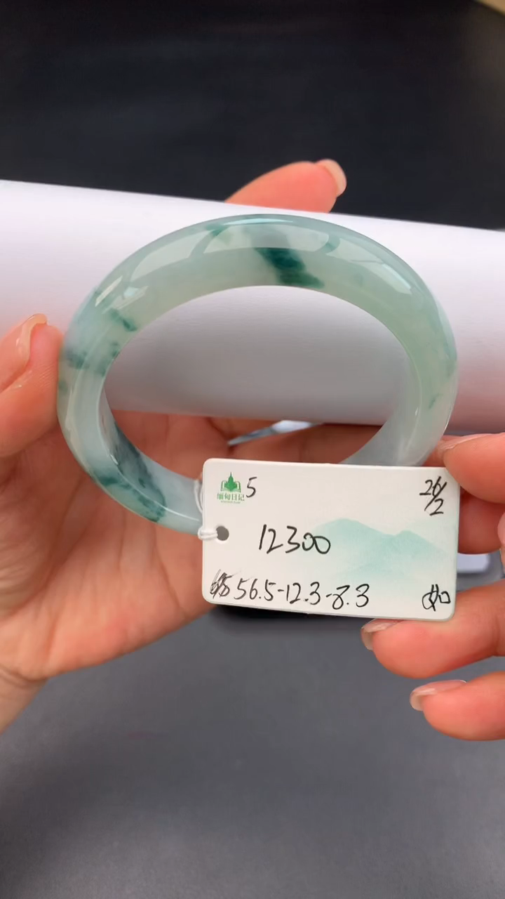 【闪购商品】翡翠手镯未镶嵌女神节#送礼#，下单联系客服核对地址~