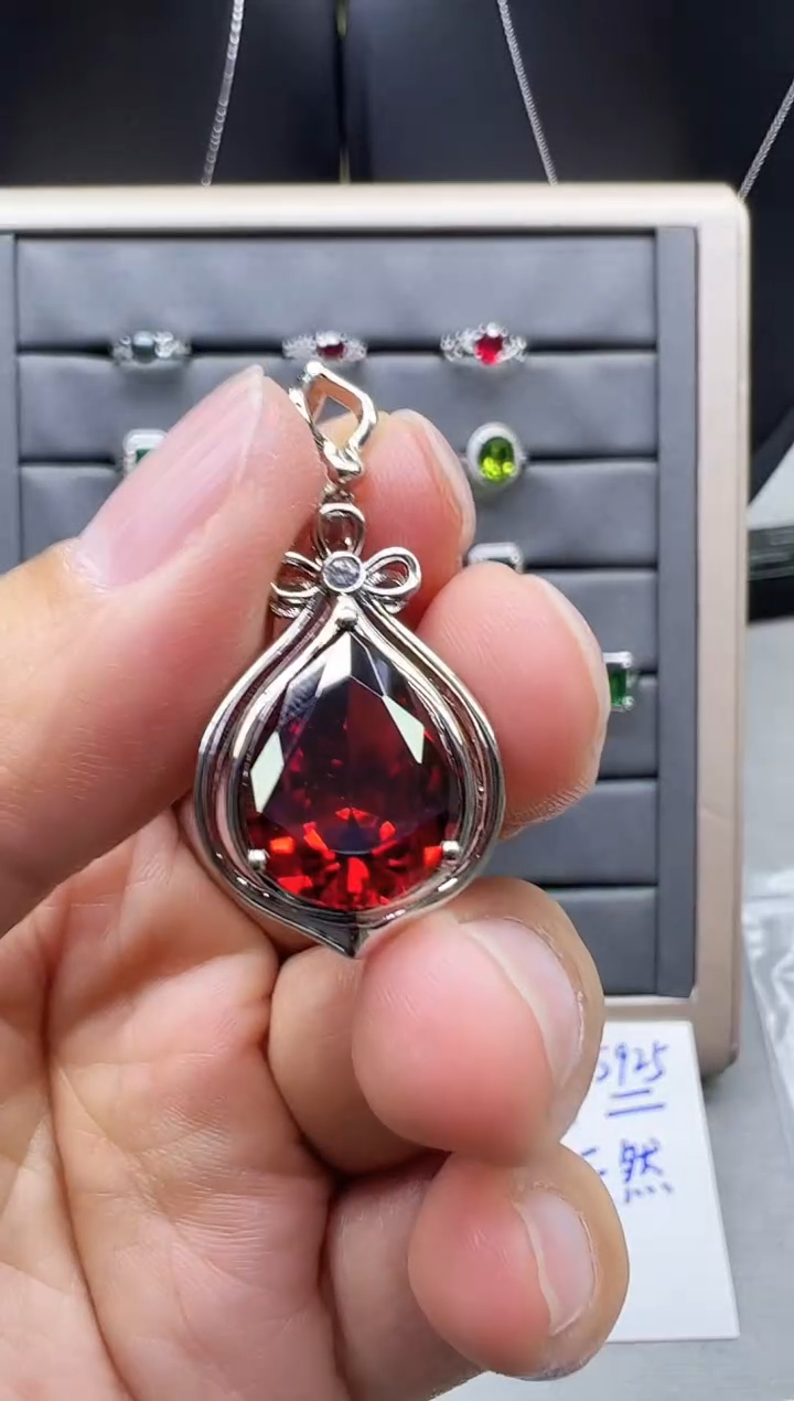 【闪购商品】石榴石颈饰银S925镶嵌漏了