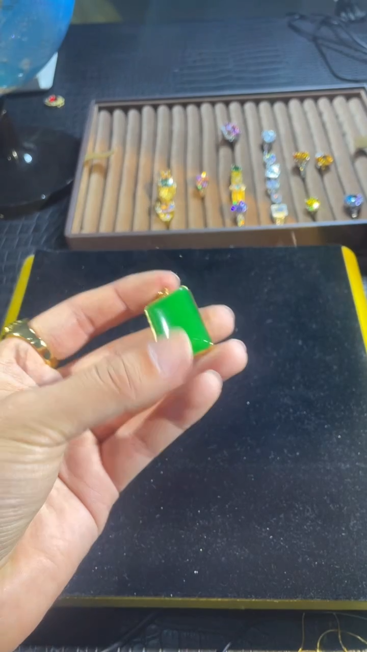 无非金属苹果绿方牌吊坠