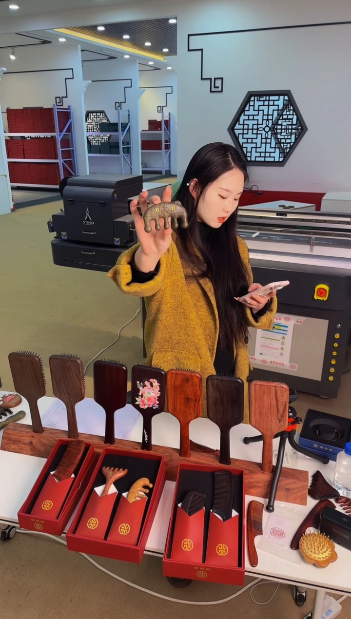 【闪购商品】香枝木类端景台绿檀经络梳（雕财字）